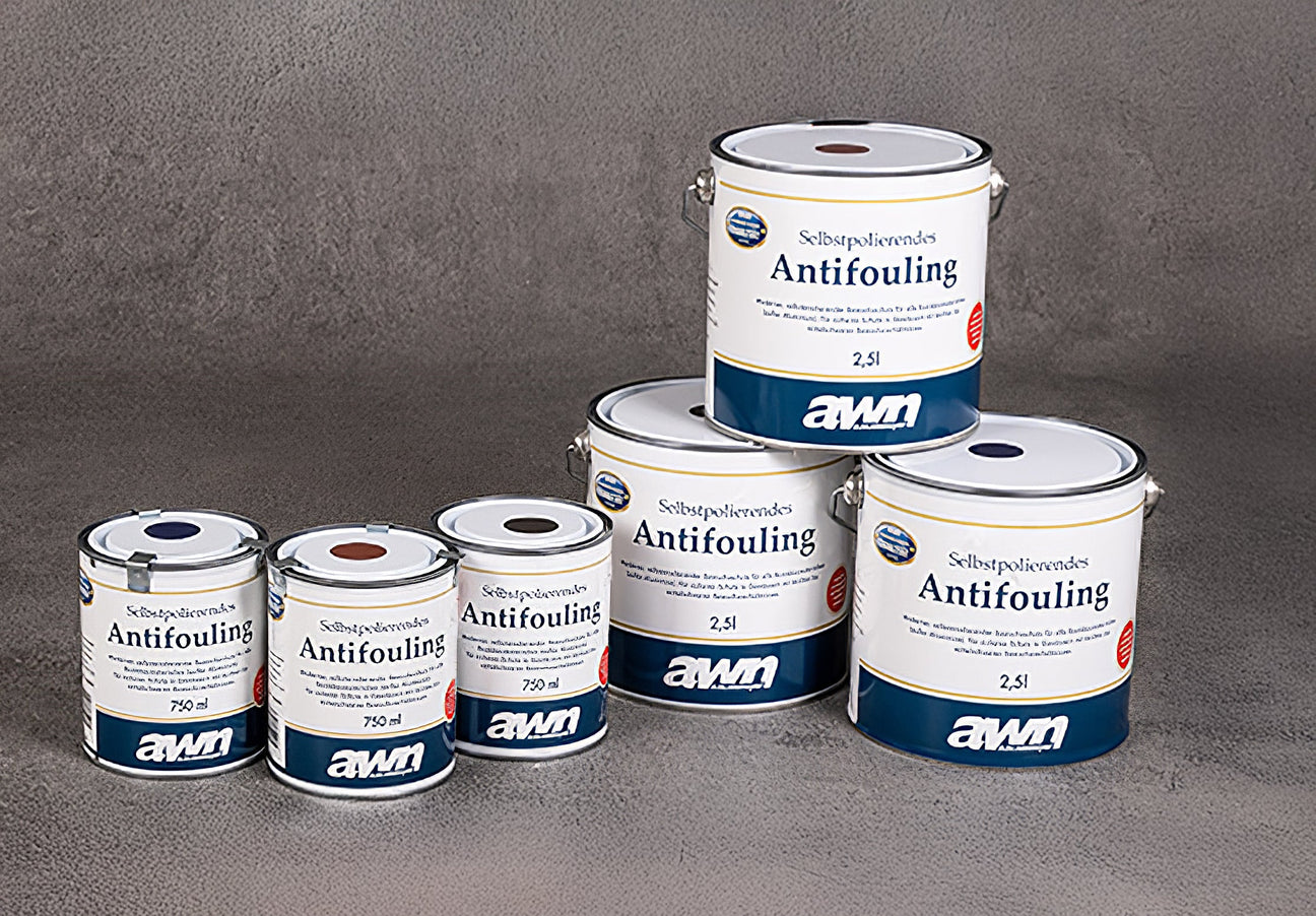 Fünf Dosen selbstpolierendes Antifouling der Marke AWN stehen auf einem grauen Untergrund. Drei große 2,5-Liter-Dosen und zwei kleinere 750-ml-Dosen sind zu sehen, jeweils mit verschiedenfarbigen Deckeln zur Farbkennzeichnung.