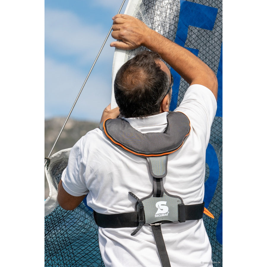 SECUMAR SURVIVAL 220 Rettungsweste 150N, automatisch aufblasbar, mit Harness & Textil-D-Ring, Winglet-Schwimmkörper, Schrittgurt, Spraycap, für Erwachsene ab 50 kg, grau