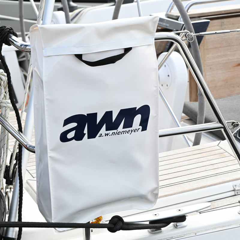 Eine weiße awn-Tasche hängt an einem Boot. Das Boot ist in Nahaufnahme.