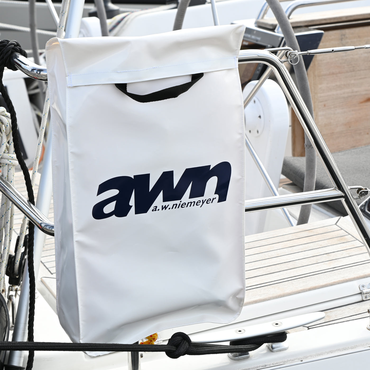 Eine weiße awn-Tasche hängt an einem Boot. Das Boot ist in Nahaufnahme.