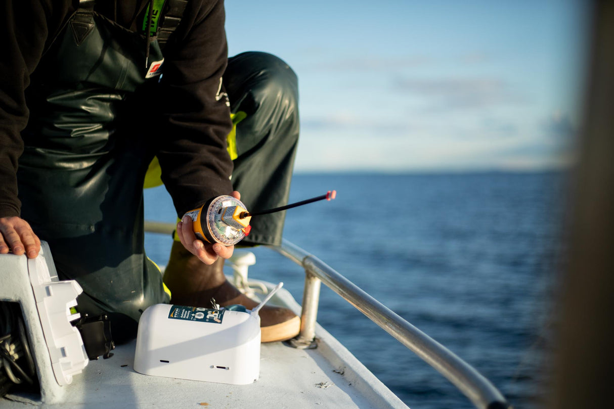 OceanSignal SafeSea EPIRB3 PRO/AIS inkl. Gehäuse und HRU, Class I