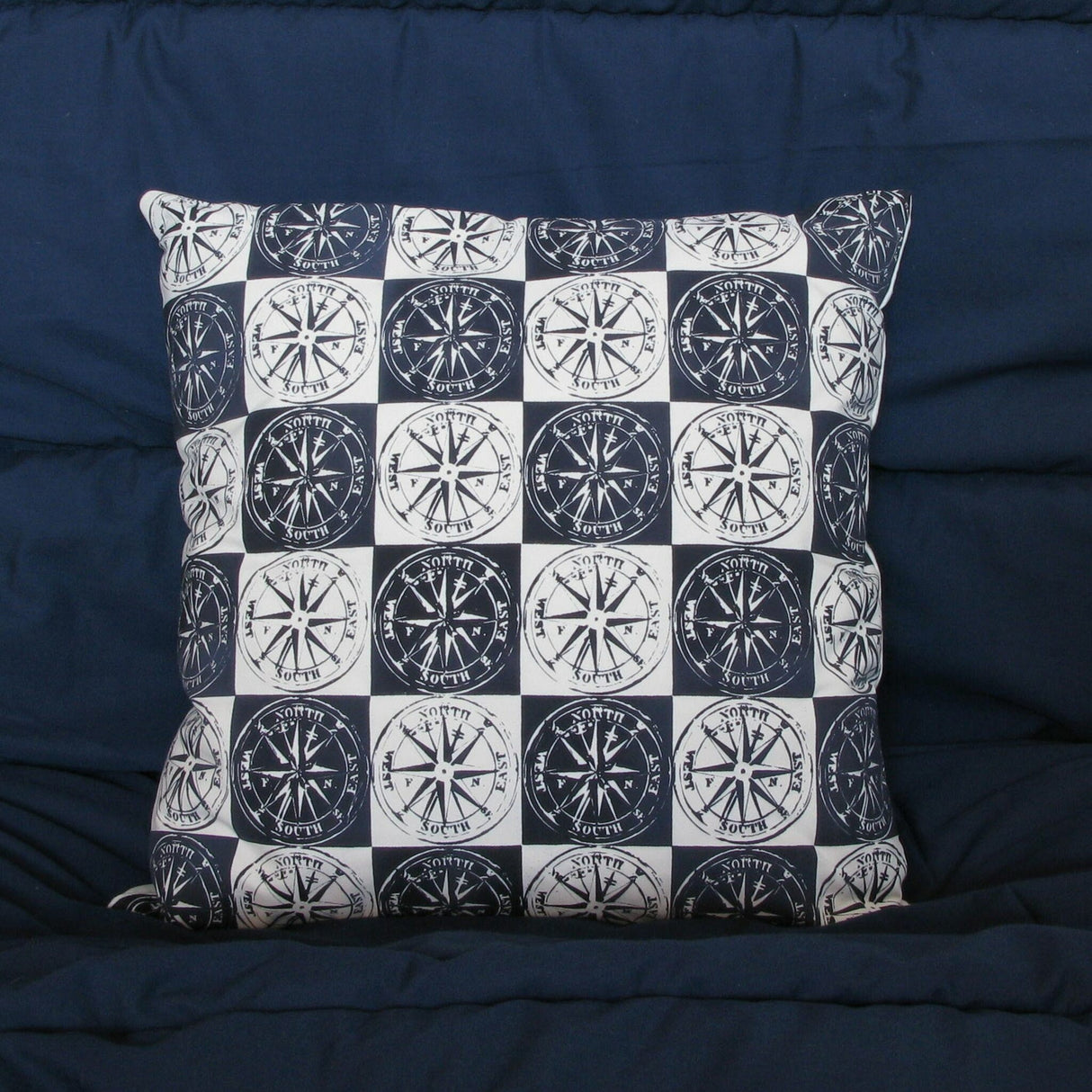 awn Kapok-Zierkissen 40x40cm, kuscheliges Kissen, maritimes Windrosendesign - blau-weiß oder creme-weiß