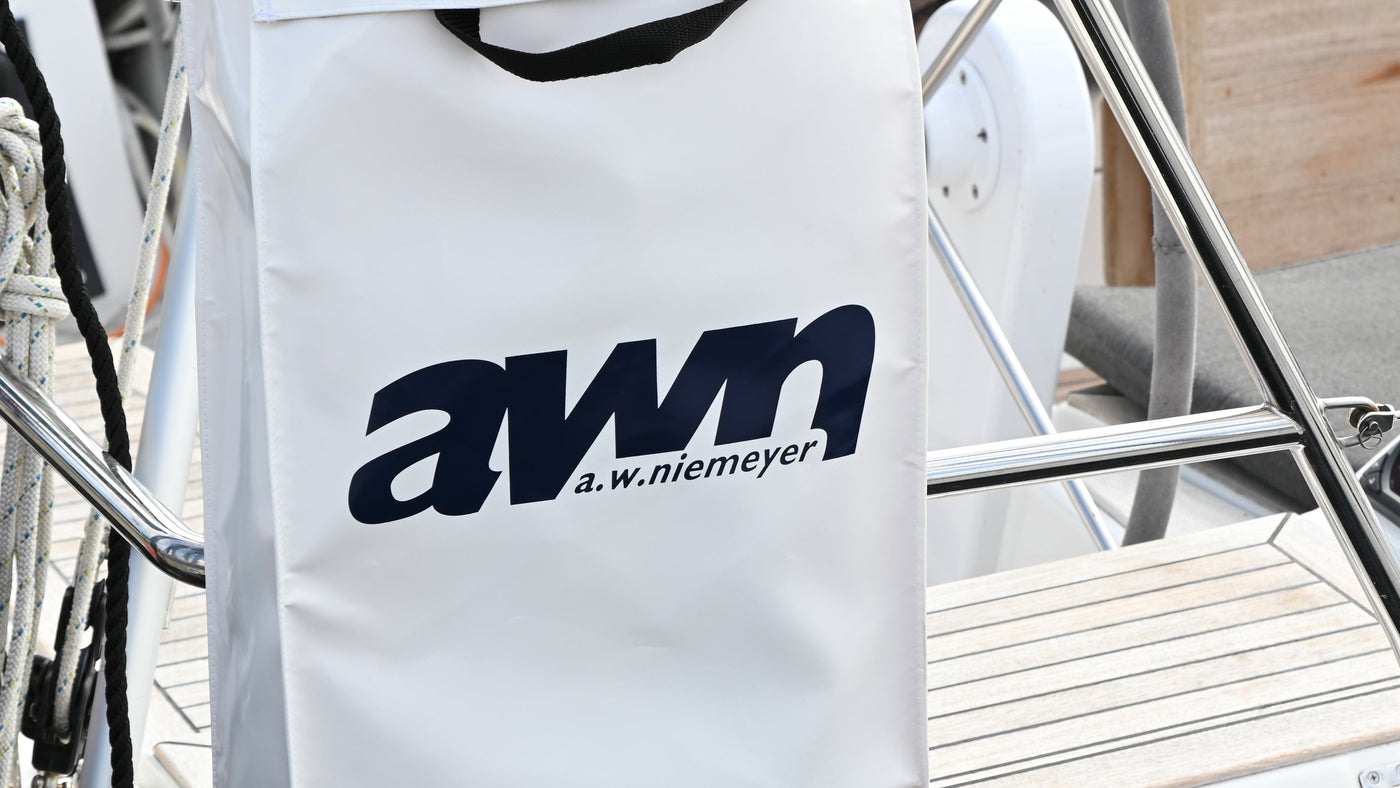 Eine weiße awn-Tasche hängt an einem Boot. Das Boot ist in Nahaufnahme.