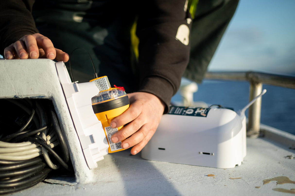 OceanSignal SafeSea EPIRB3 PRO/AIS inkl. Gehäuse und HRU, Class I