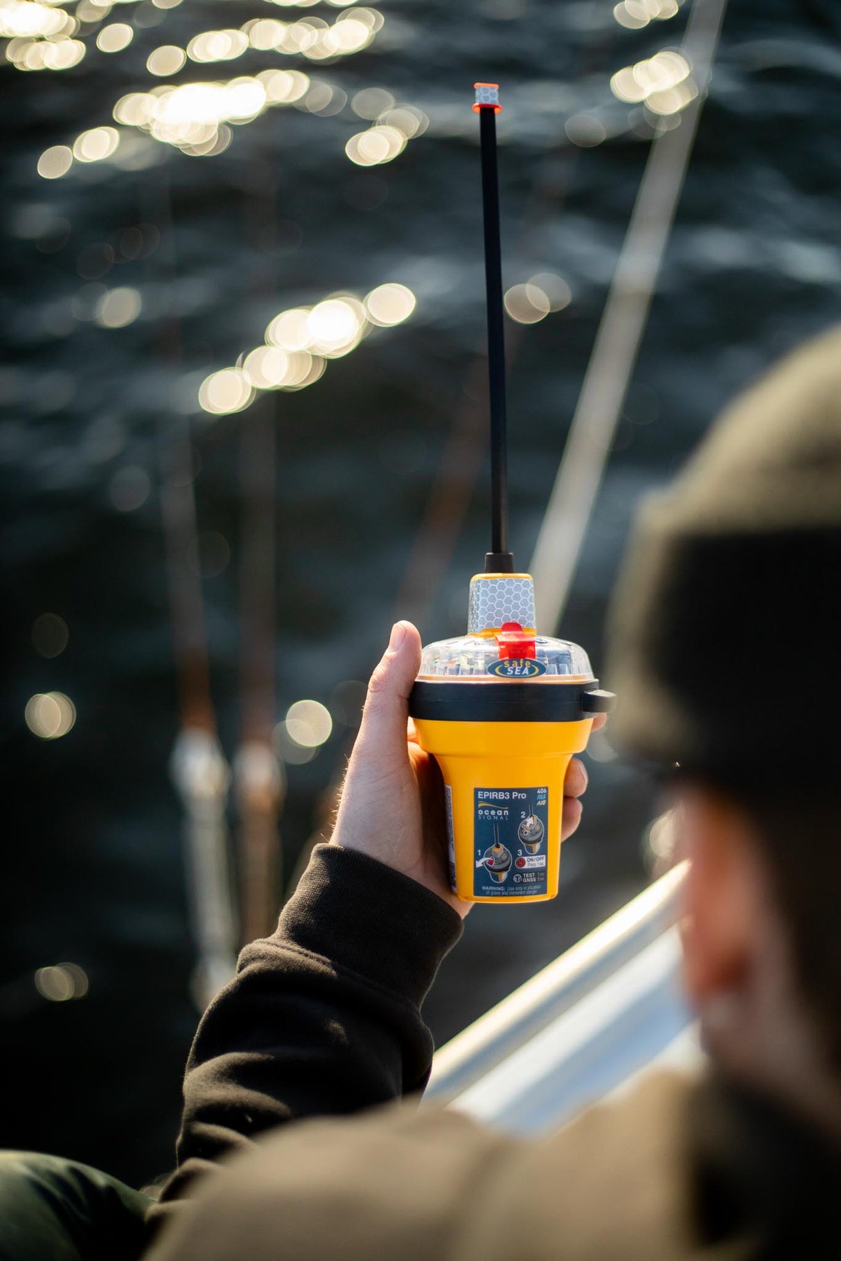 OceanSignal SafeSea EPIRB3 PRO/AIS inkl. Gehäuse und HRU, Class I